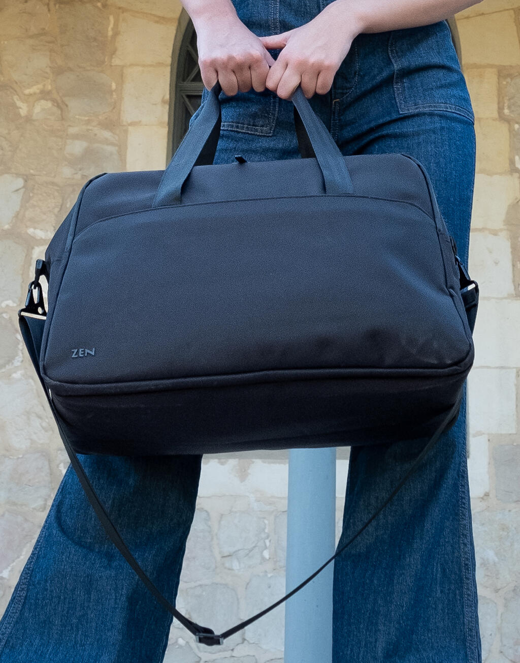 Onyx Weekender Travel Bag - Image 2